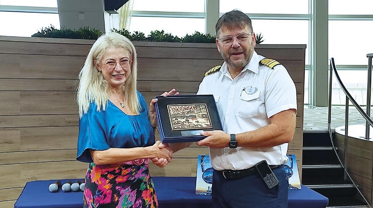 Francesca Antonelli, jefa de Marketing y Cruceros de la Autoridad Portuaria de València, y Per Kristoffersen, capitán del buque “Odissey of the Seas”, durante el intercambio de metopa.