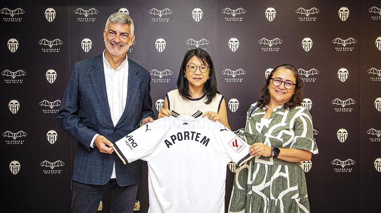 Francisco Prado, presidente de Aportem; Layhoon Chan, presidenta del Valencia C.F.; y Pilar Blaya, secretaria de Aportem, en un momento del encuentro entre Valencia C.F. y Aportem.