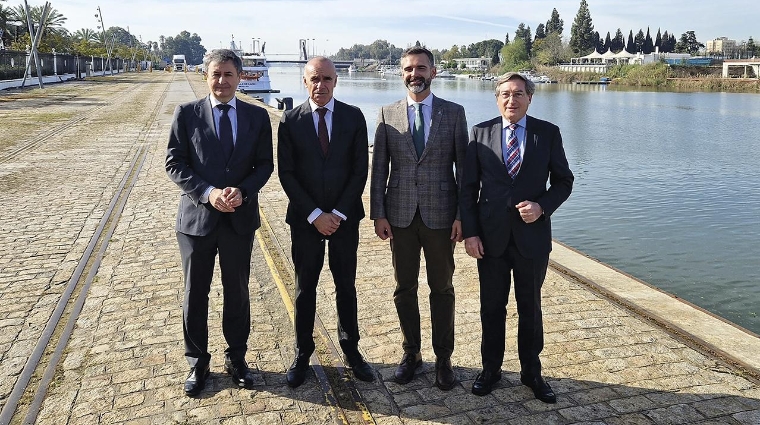 De izquierda a derecha: Rafael Sánchez Durán, director general de Endesa en Andalucía, Extremadura, Ceuta y Melilla; Antonio Muñoz, alcalde de Sevilla; Ramón Fernández-Pacheco, consejero de Sostenibilidad, Medio Ambiente y Economía Azul de la Junta de Andalucía; y Rafael Carmona, presidente de la AP de Sevilla.