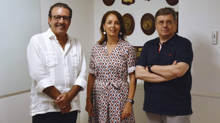 Enrique Sánchez, tesorero, Carmen Herrero, presidenta y José Manuel Romero, secretario del Colegio de Agentes de Aduanas de Sevilla.