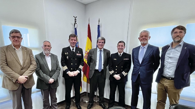 De izquierda a derecha: Néstor Martínez, adjunto a la Dirección de la APV; Francesc Sánchez, director general de la APV; Jesús Otero, comandante naval de Valencia; Aurelio Martínez, presidente de la APV; Celso Martínez, segundo comandante; Sebastián Naranjo, jefe de Protección de Instalaciones Portuarias de la APV; y Rubén Marín, jefe de Explotación de la APV.