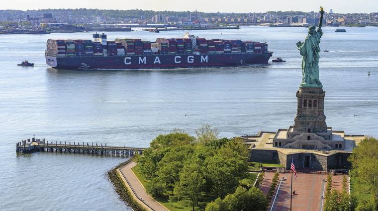 El precio por embarcar un contenedor de 40 pies desde Asia hacia los puertos de la costa este de Estados Unidos ha llegado esta semana a los 7.426 dólares, un 2% más que la pasada semana.