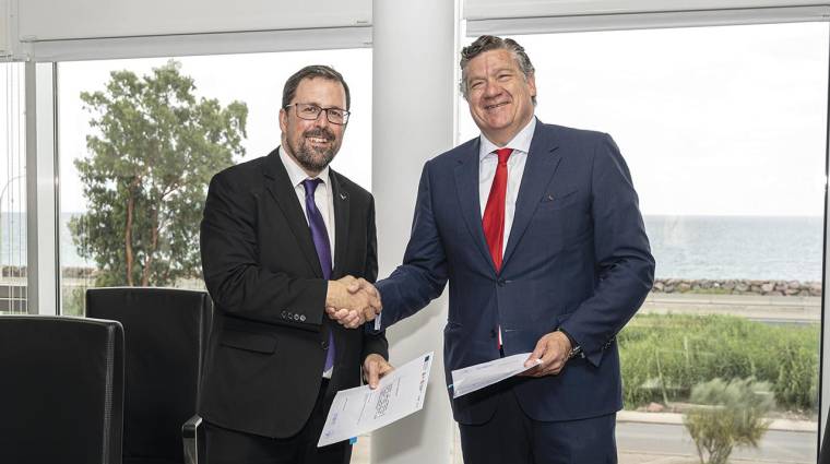 Raül Blanco, presidente de Renfe e Íñigo Parra, presidente de Stadler Valencia, han firmado el contrato de las nuevas locomotoras.