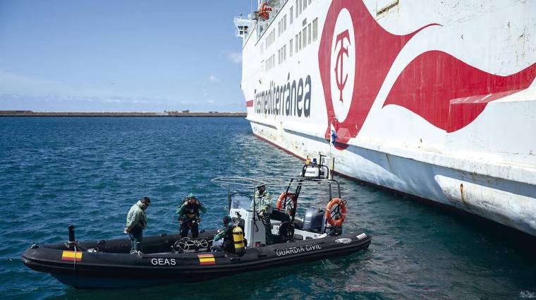 El ejercicio ha consistido en la búsqueda de un posible artefacto explosivo en el buque “Almariya”.