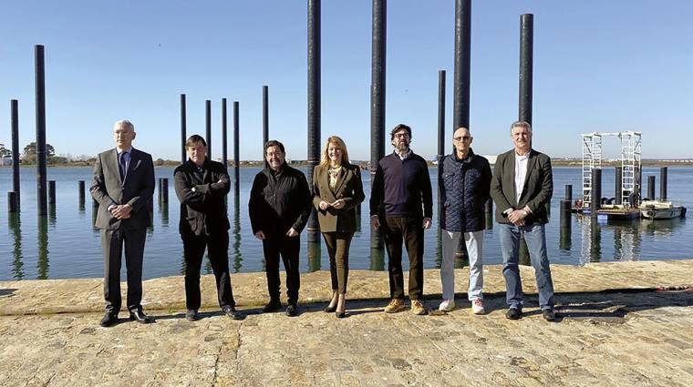 La presidenta del Puerto de Huelva, Pilar Mirando, ha realizado una visita para comprobar la evolución del proyecto que se desarrolla en el Muelle de Levante.