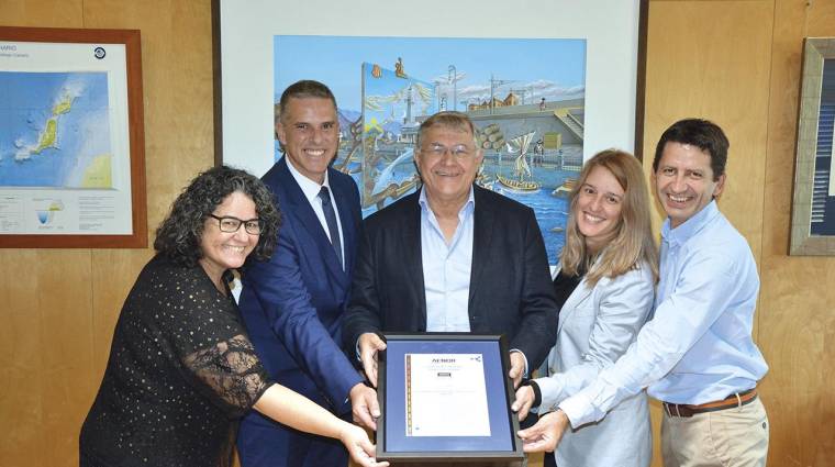 Los miembros de la Autoridad Portuaria de Santa Cruz de Tenerife recibiendo el certificado de organización saludable.