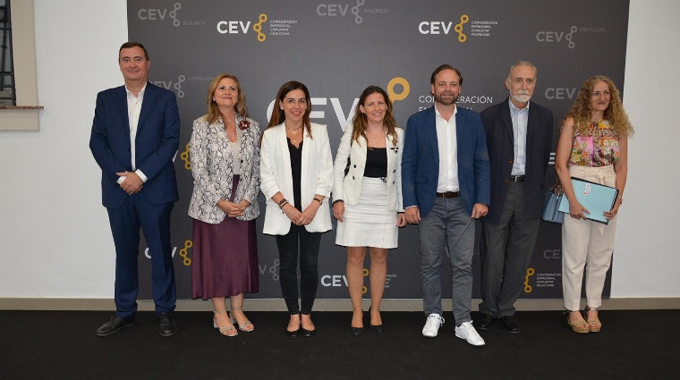 Eugenio Pellicer, director de la Escuela Técnica Superior de Ingeniería de Caminos, Canales y Puertos de la Universidad Politécnica de Valencia; Leonor Saiz, presidenta de la Comisión de Educación y Gestión del Conocimiento de la CEV; Esther Gómez, vicerrectora de Estudiantes y Emprendimiento de la UPV; Yolanda Atienzar, presidenta Comisión Transporte y Logística de la CEV; Alfredo Soler, vicepresidente de Propeller Valencia y CEO de Trans-Base Soler; Jaime Agramunt, consejero delegado de ADE Logística; y Rafaela Pizarro, directora de la Unidad de Negocios y Logística de Florida Universitaria. Foto: Raúl Tárrega.