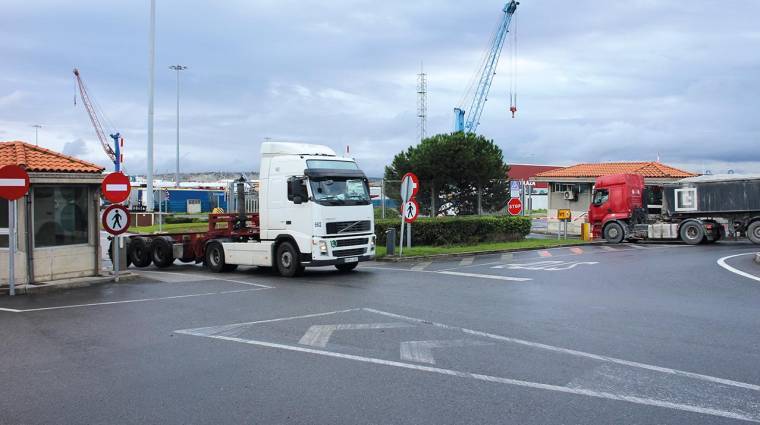 Los accesos al Puerto de Bilbao están expeditos para el tránsito de los vehículos pesados sin señal alguna del paro convocado por Plataforma. Foto J.P.