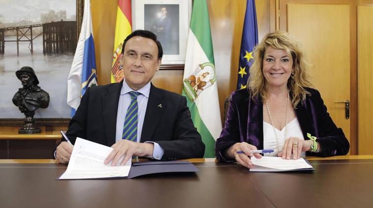 José Carlos Gómez Villamandos, consejero de Universidad, Investigación e Innovación de la Junta de Andalucía y Pilar Miranda, presidenta del Puerto de Huelva, en un momento de la firma del protocolo.