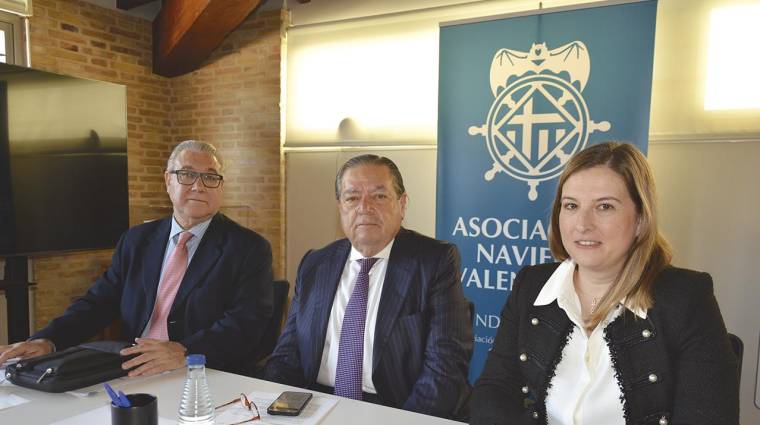 Francisco Salvador, secretario; Vicente Boluda, presidente; y Paula Casais, gerente de la Asociación Naviera Valenciana. Foto R. T.
