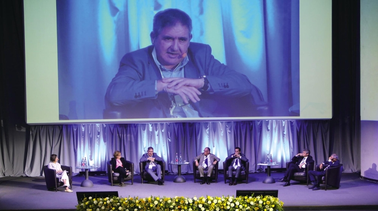 Mesa de debate sobre la intermodalidad. Desde la izquierda: Morena Pivetti (periodista); Maria Teresa di Matteo (Ministerio de Sostenibilidad); Lluís París (APB); Ettore Morace (Trasmed-GLE); Guido Grimaldi (ALIS); Andrea Agostinelli (AP Jónico y Tirreno del Sur) y Francesco Di Sarcina (AP Sicilia Oriental) .