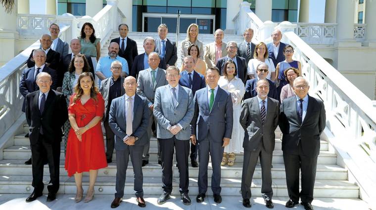 El presidente de la Generalitat Valenciana, Ximo Puig -en el centro de la imagen- junto a los representantes de Umivale Activa.