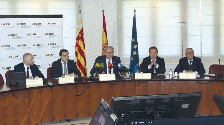 Los máximo directivos de ASCER han advertido de los problemas para la industria si el Gobierno no inyecta ayudas al sector. En la imagen, de izquierda a derecha: Alberto Echevarría, secretario general; Miguel Nicolás Prior, vicepresidente; Vicente Nomdedeu, presidente; Ismael García, vicepresidente; y Francisco Ramos, tesorero,.