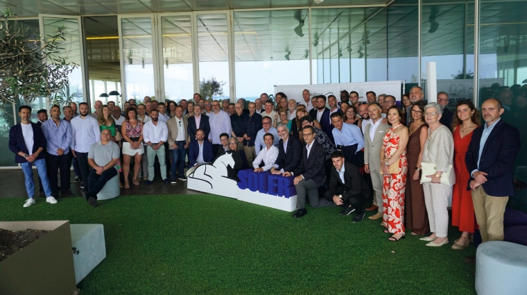 El evento congregó en el Edificio Veles e vents del Puerto de Valencia a un nutrido grupo de clientes, amigos y trabajadores de la empresa. En la imagen, todos los asistentes a la celebración Fotos F.V.