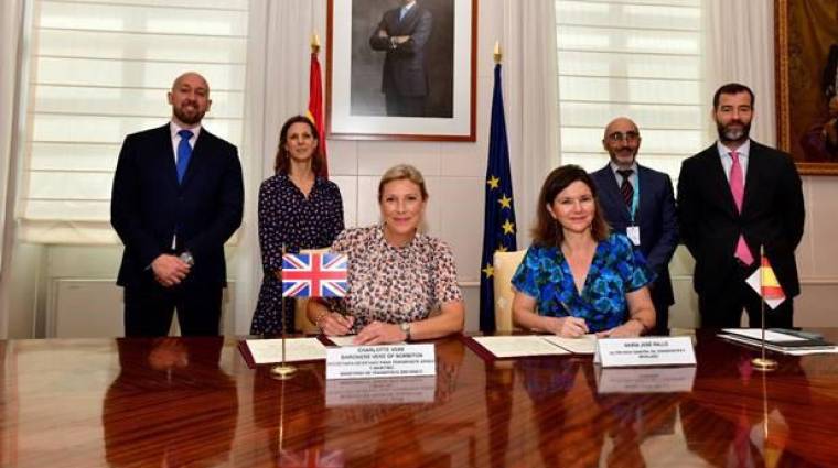 Los memorandos de entendimiento han sido firmados por la Baroness Vere de Norbiton, secretaria de Estado para el Transporte aéreo y marítimo del Ministerio de Transporte británico y lasecretaria general de Transportes y Movilidad, María José Rallo.