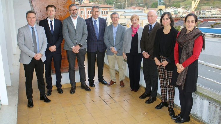 Desde la izquierda: Imanol Mintegui, de Algeposa; Urko Albistur, de Noatum UECC Terminal Pasajes; Aitor Etxebarria, director de Puertos y Asuntos Marítimos del Gobierno Vasco; Gerardo Toro, de Consignaciones Toro y Betolaza; David Candelario, director de la Autoridad Portuaria de Pasaia; Arantxa Tapia, consejera de Desarrollo Económico, Sostenibilidad y Medio Ambiente del Gobierno Vasco; Joakin Tellería, presidente de la Autoridad Portuaria de Pasaia; Amaia Dorronsoro, de Sobrinos de Manuel Cámara; Carmen Echeverría, de Algeposa. Foto J.P.