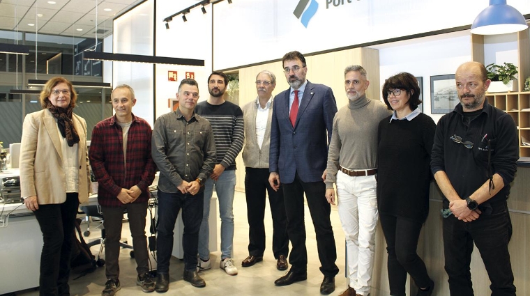 Equipo del SAU junto a la subdirectora general del Port de Barcelona, Catalina Grimalt, y el presidente del Port de Barcelona, Lluís Salvadó. Foto A.Tejera.