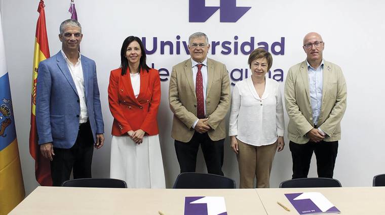 Representantes de Puertos de Tenerife y Universidad de La Laguna tras la firma del convenio que desarrolla la creación y puesta en marcha de una cátedra sobre economía azul.