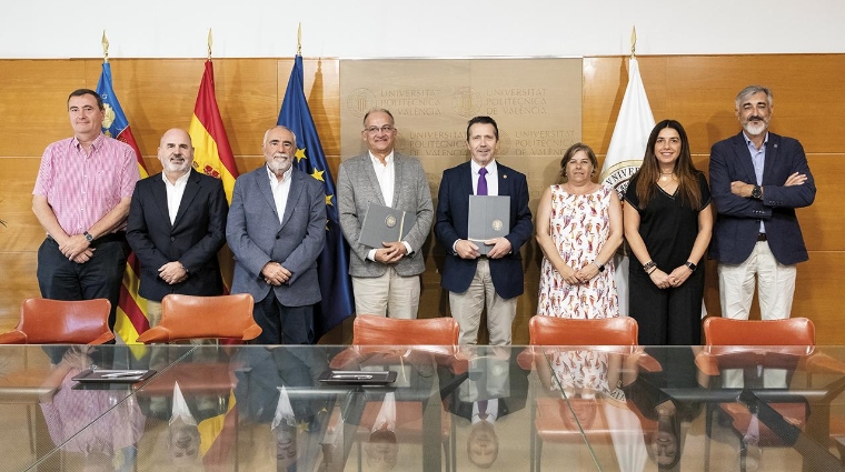 Eugenio Pellicer, director de ETS de Ingeniería de Caminos, Canales y Puertos de la UPV; Juan Manuel Díez, director de Planificación Estratégica e Innovación de la APV; Francesc Sánchez, director general de la APV; Joan Calabuig, presidente de Valenciaport; José Esteban Capilla, rector de la UPV; Dolores Salvador, vicerrectora de Empleo y Formación de la UPV; Esther Gómez, vicerrectora de Estudiantes y Emprendimiento de la UPV y Ángel Ortiz, director ETS de Ingeniería Industrial de la UPV.