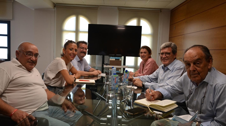 José Antonio Panisello, tesorero de Natzaret Unit; Azucena Almiñana, secretaria de Natzaret Unit; José Antonio Barba, presidente de Natzaret Unit; Marta Villalonga, jefa de Gabinete de Presidencia de la APV; Aurelio Martínez, presidente de la APV; y Manuel Guerra, subdirector adjunto a la presidencia de la APV. Foto: Raúl Tárrega.