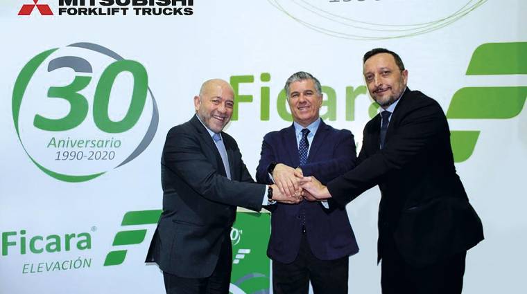 De izquierda a derecha: Luis Sancha, gerente de Ficara; Jorge Garcia Orejana, regional director Iberia de Mitsubishi Logisnext Europe B.V.; y Gerardo Otero, director comercial de Ficara.