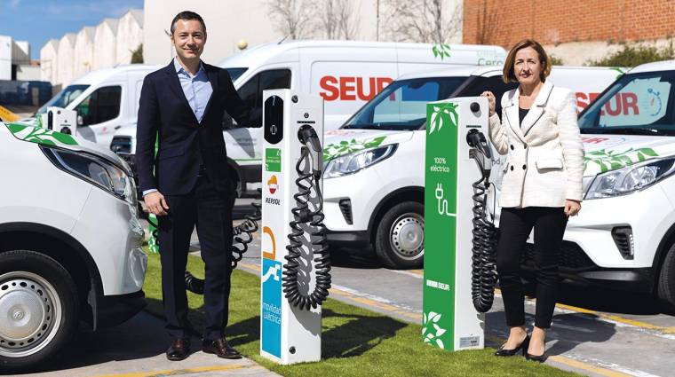 Repsol va a instalar puntos de recarga en los 55 centros de trabajo de SEUR en España.