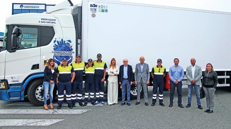 En el centro de la imagen, el director de Cáritas Diócesis de Cartagena, José Antonio Planes; Juan Jesús Sánchez, director general de Disfrimur; e Isabel Sánchez, consejera delegada de Disfrimur, acompañados por los nuevos conductores y trabajadores tanto de la compañía como de Caritas que han participado en el proyecto.