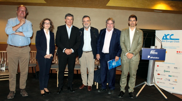 Jordi Sargatal, naturalista y ornitólogo; Alicia Casat, directora del Gabinete de Estudios de Infraestructuras de la Cámara de Comercio de Barcelona; Antoni Cañete, presidente de PIMEC; Agustí Sala, redactor jefe de la sección de Economía de El Periódico; Jordi Morera, presidente de El Prat Empresarial, y Ricardo Bagen, presidente del Air Cargo Club. Foto J.C.S.