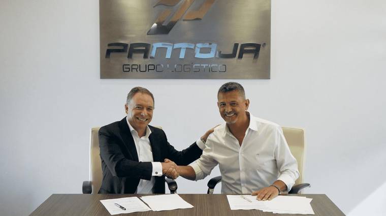 Manuel de la Cruz, director territorial de Banco Santander en Andalucía, y Javier Lafuente, CEO de Pantoja Grupo Logístico, tras la firma del acuerdo de colaboración.