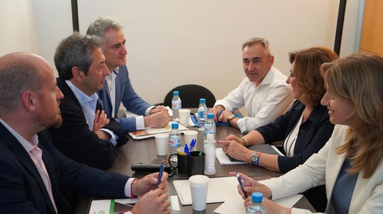 Reunión entre los equipos negociadores de ambos partidos para elaborar el acuerdo de gobierno.