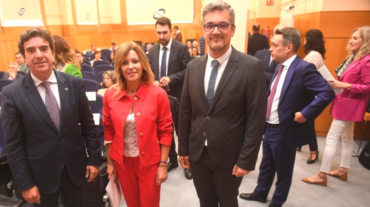 Martín Fernández Prado, presidente de la Autoridad Portuaria de A Coruña; Ana Sánchez, directora de la zona noroeste de la Asociación para el Progreso de la Dirección (APD); Iago Domínguez, gerente del Clúster da Función Loxística de Galicia.