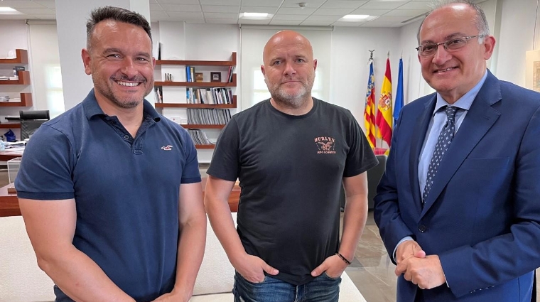 De izquierda a derecha: Óscar Martínez, miembro del Consejo de Administración de la APV y secretario de Acción Sindical de Coordinadora en el Puerto de Valencia; Enrique Moratal, presidente del Comité de Empresa del Centro Portuario de Empleo de Valencia; y Joan Calabuig, presidente de la Autoridad Portuaria de Valencia.