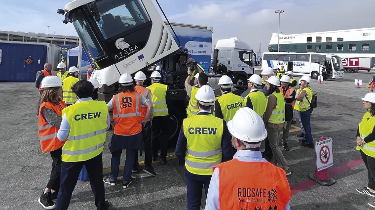 La cabina o cabeza tractora de camión propulsada por hidrogeno en la terminal de Grimaldi bajo la supervisión del equipo de inspectores del proyecto H2PORTS.