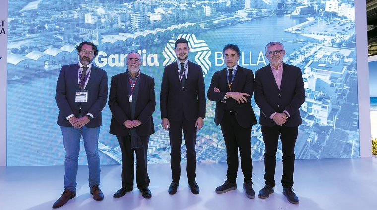 De izquierda a derecha: Vicent Mascarell, concejal de Turismo y Playas de Gandia;, Francesc Sánchez, director general de la APV; José Manuel Prieto, alcalde de Gandia; Francesc Colomer, secretario autonómico de Turismo de la Generalitat Valenciana; y Josep Alandete, vicealcalde y concejal de Urbanismo de Gandia.