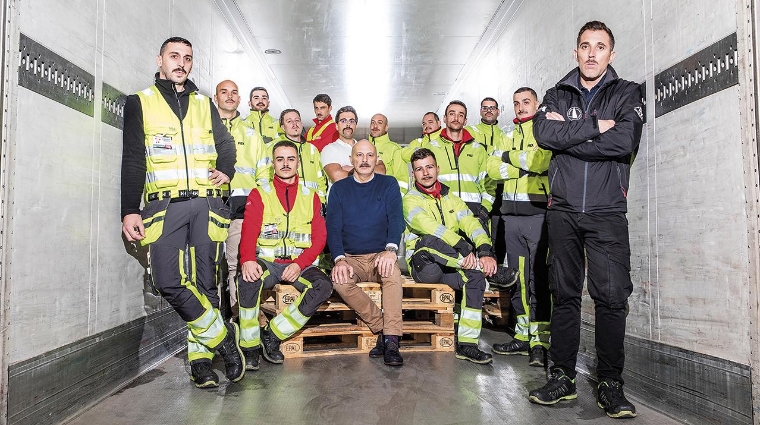 El equipo de Palibex colaborando con la compañía a dejarse bigote.