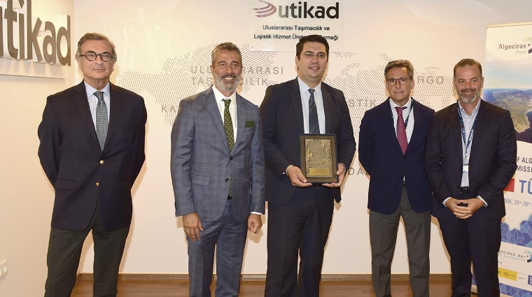 Ignacio Enríquez, agregado comercial de la embajada de España; Cihan Özkal, consejero de Utikad; Alperen Güler, director general de Utikad; Nicolás Martínez, jefe del Departamento de Desarrollo de Negocio de la Autoridad Portuaria (APBA) y Manuel Cózar, presidente de la Asociación de Transitarios del Puerto de Algeciras (ATEIA).