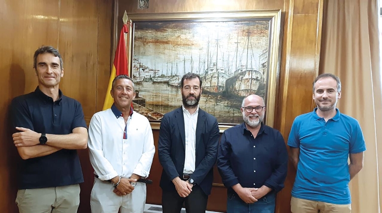 Un momento del encuentro mantenido entre representantes de CETP y Benito Núñez Quintanilla (en el centro de la imagen).