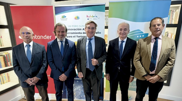 De izquierda a derecha: Carlos Rubio, presidente de la Autoridad Portuaria de Málaga; Víctor Manuel González, viceconsejero de Turismo, Cultura y Deporte de la Junta de Andalucía; Rafael Carmona, presidente de la Autoridad Portuaria de Sevilla y de Suncruise Andalucía; Miguel Nogales, director de Instituciones del Banco Santander en Andalucía; y Rafael Merino, director general de la Agencia Pública de Puertos de Andalucía de la Junta de Andalucía.