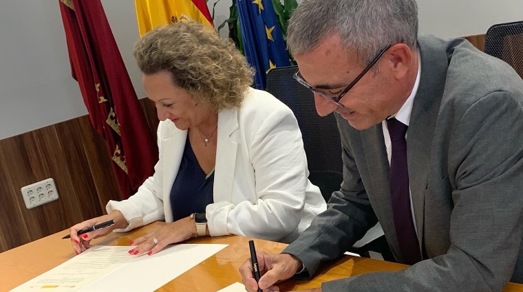 Yolanda Muñoz, presidenta de la AP de Cartagena; y Fidel Vázquez, director de SEPES, durante la firma de la compra de los terrenos.