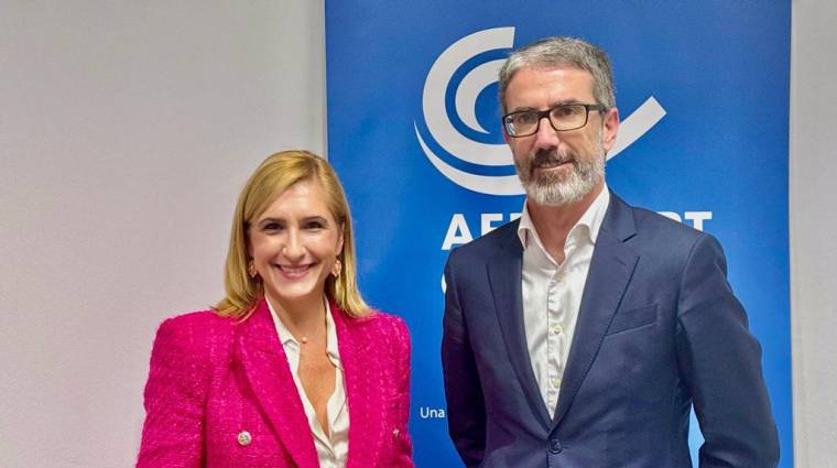 La consellera de Medio Ambiente, Agua, Infraestructuras y Territorio de la Generalitat Valenciana, Salomé Pradas, junto al nuevo director general de Aerocas, Justo Vellón.