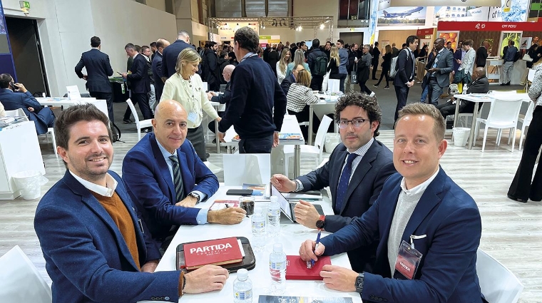 Diego Martínez, presidente de la FBA y Fabio Laborda, gerente, de la FBA asistiendo a la feria de Fruit Logistica en Berlín.