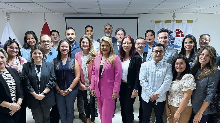 Los alumnos del máster junto a Elvia Bustavino, subadministradora de la Autoridad Marítima de Panamá (AMP) y viceministra de Asuntos Marítimos; Ana Rumbeu, directora de Formación de la Fundación Valenciaport; Miguel Garín, director de Desarrollo Internacional de la Fundación Valenciaport; y Ángel Ortiz, Catedrático de Organización de Empresas de la Universitat Politècnica de Valencia y director Académico del Máster.