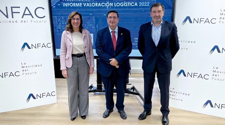 Aránzazu Mur, directora del área Económica y de Logística de ANFAC; José Estrada, director general de circulación y gestión de las capacidad de Adif y José López-Tafall, director general de ANFAC.