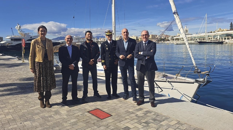 El líder del proyecto “La España Azul”, Nacho Dean, junto al presidente de la Autoridad Portuaria de Málaga, Carlos Rubio, y representantes de la Fundación Málagaport, el Clúster Marítimo Marino de Andalucía, Diputación de Málaga y la Comandancia Naval.