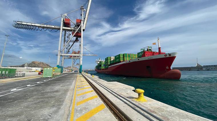 La actividad se ha iniciado con la descarga de contenedores vacíos e irá incorporando las líneas marítimas que JSV opera entre Alicante y Canarias.