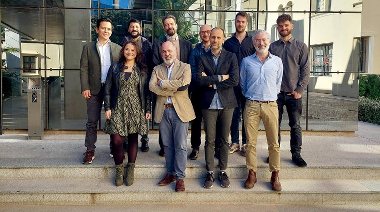 En el centro de la imagen Juan Manuel Díez, jefe de planificación estratégica e innovación de la Autoridad Portuaria de Valencia y Salvador Furió, director de innovación y desarrollo del clúster de la Fundación Valenciaport rodeados por los representantes de las startups aceleradas.