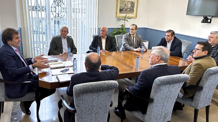 El vicepresidente Pedro Pablo Hernández destaca la implicación y esfuerzo de los operadores portuarios en un encuentro con los representantes de las principales empresas consignatarias.