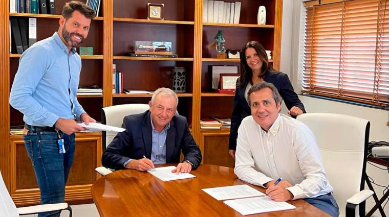 Jan Nowak y Juan Carlos Domínguez firman el contrato de compra.