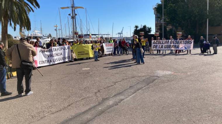 La concentración se ha producido frente al Edificio del Reloj del Puerto de Valencia.