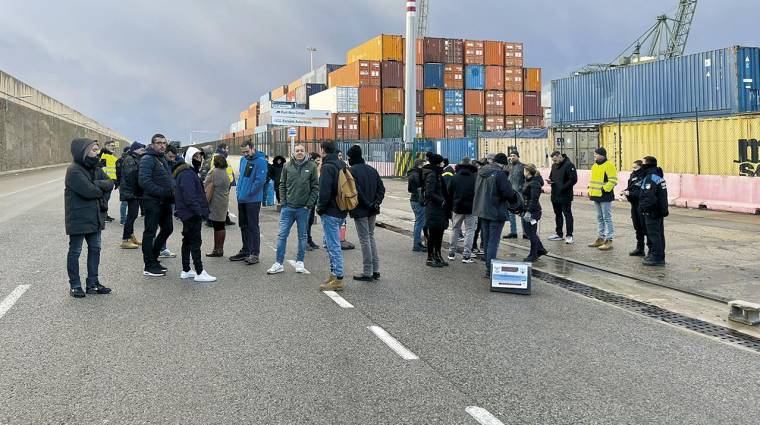 Trabajadores de Port Nou en el primer día de la huelga.